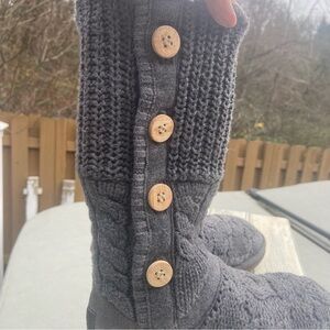 UGG Classic Cardy Knit Boots Gray Women’s Size 6 Button Sweater Boots